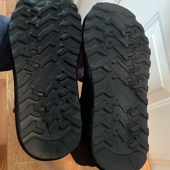 Ladies size 5 BearPaw black lined flat boot.  EUC - Picture 8 of 17